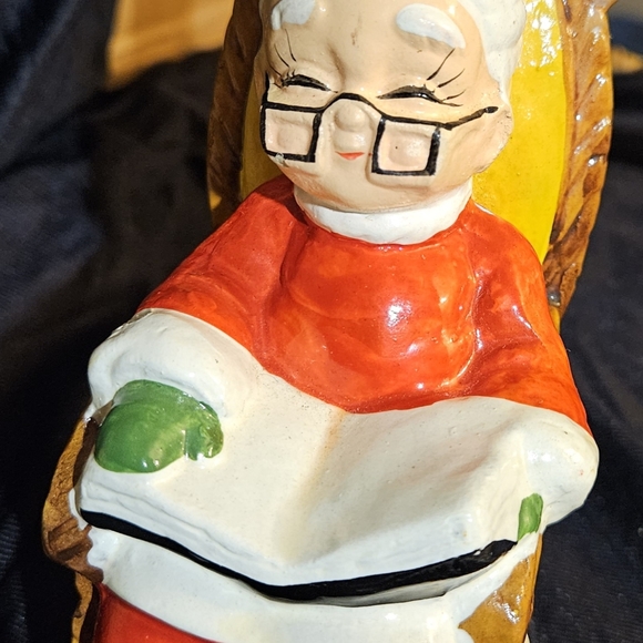 Vintage Handpainted Ceramic Mrs Claus in Rocking Chair Bank Figurine. - Picture 6 of 6